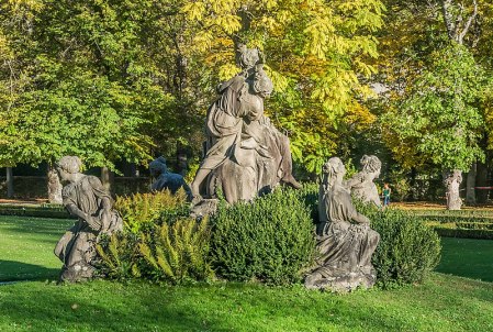 800px-Statues_in_the_garden_of_the_Wurzburg_Residence_01
